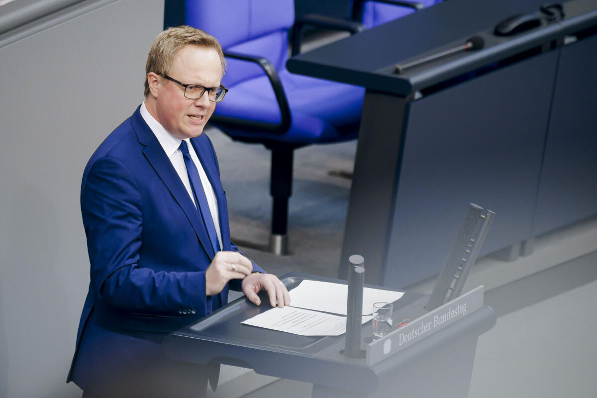 Bartz, Alexander Alexander Bartz, SPD, MdB, hält eine Rede zu TOP 8 "Wirtschaftsstandort Deutschland stärken, Wirtschaft unterstützen – Abbau überflüssiger und belastender Bürokratie" im Plenum.