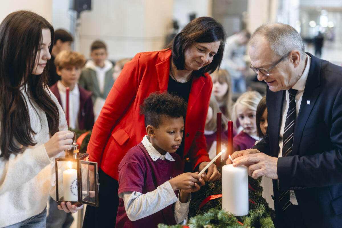 Bundestagsvizepräsidentin Katrin Göring-Eckardt (m), Bündnis 90/Die Grünen nimmt den Adventskranz, den sogenannten „Wichernkranz“ des Evangelischen Werks für Diakonie und Entwicklung e. V. entgegen. Hier das Anzünden einer Kerze auf dem Kranz mit dem Präsidenten der Diakonie Deutschland, Pfarrer Ulrich Lilie (r). Göring-Eckardt, Katrin Bundestagsvizepräsidentin Katrin Göring-Eckardt (m), Bündnis 90/Die Grünen nimmt den Adventskranz, den sogenannten „Wichernkranz“ des Evangelischen Werks für Diakonie und Entwicklung e. V. entgegen. Hier das Anzünden einer Kerze auf dem Kranz mit dem Präsidenten der Diakonie Deutschland, Pfarrer Ulrich Lilie (r).