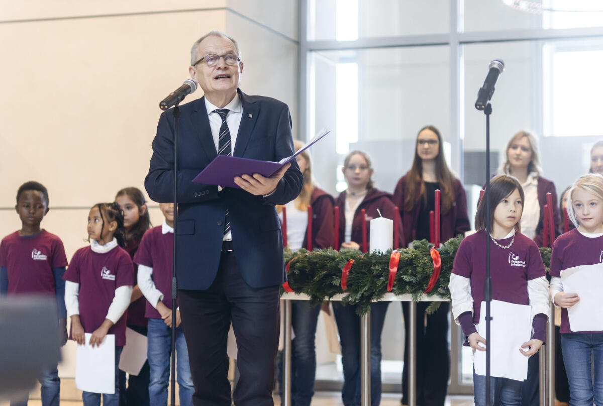 Göring-Eckardt, Katrin Bundestagsvizepräsidentin Katrin Göring-Eckardt, Bündnis 90/Die Grünen nimmt den Adventskranz, den sogenannten „Wichernkranz“ des Evangelischen Werks für Diakonie und Entwicklung e. V. entgegen. Hier der Präsident der Diakonie Deutschland Pfarrer Ulrich Lilie (im Bild) während seines Grußwortes.