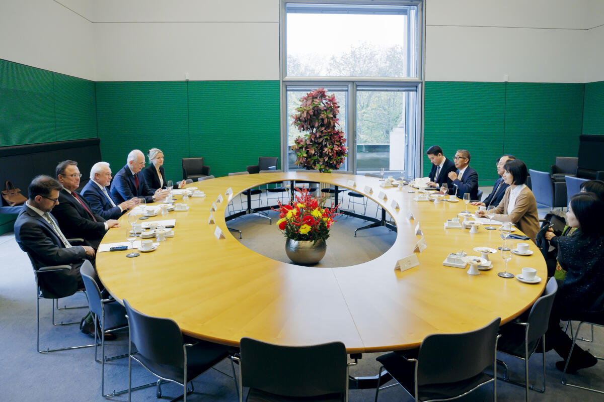 Bundestagsvizepräsident Wolfgang Kubicki, FDP, MdB, empfängt eine Delegation des Auswärtigen Ausschusses des Nationalen Volkskongresses der Volksrepublik China zu einem Gespräch. Blick in den Saal. Bundestagsvizepräsident Wolfgang Kubicki, FDP, MdB, empfängt eine Delegation des Auswärtigen Ausschusses des Nationalen Volkskongresses der Volksrepublik China zu einem Gespräch. Blick in den Saal.