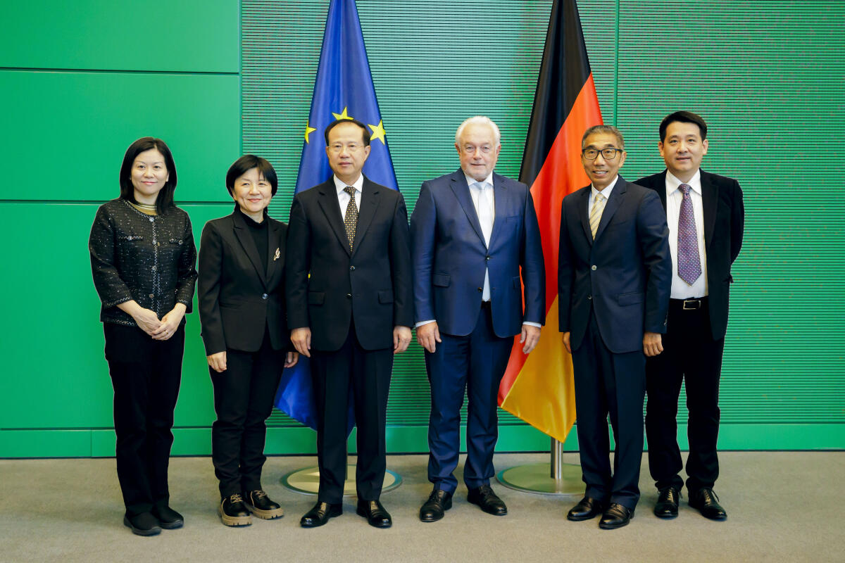 Bundestagsvizepräsident Wolfgang Kubicki (m), FDP, MdB, empfängt eine Delegation des Auswärtigen Ausschusses des Nationalen Volkskongresses der Volksrepublik China zu einem Gespräch. Kubicki, Wolfgang Bundestagsvizepräsident Wolfgang Kubicki (m), FDP, MdB, empfängt eine Delegation des Auswärtigen Ausschusses des Nationalen Volkskongresses der Volksrepublik China zu einem Gespräch.