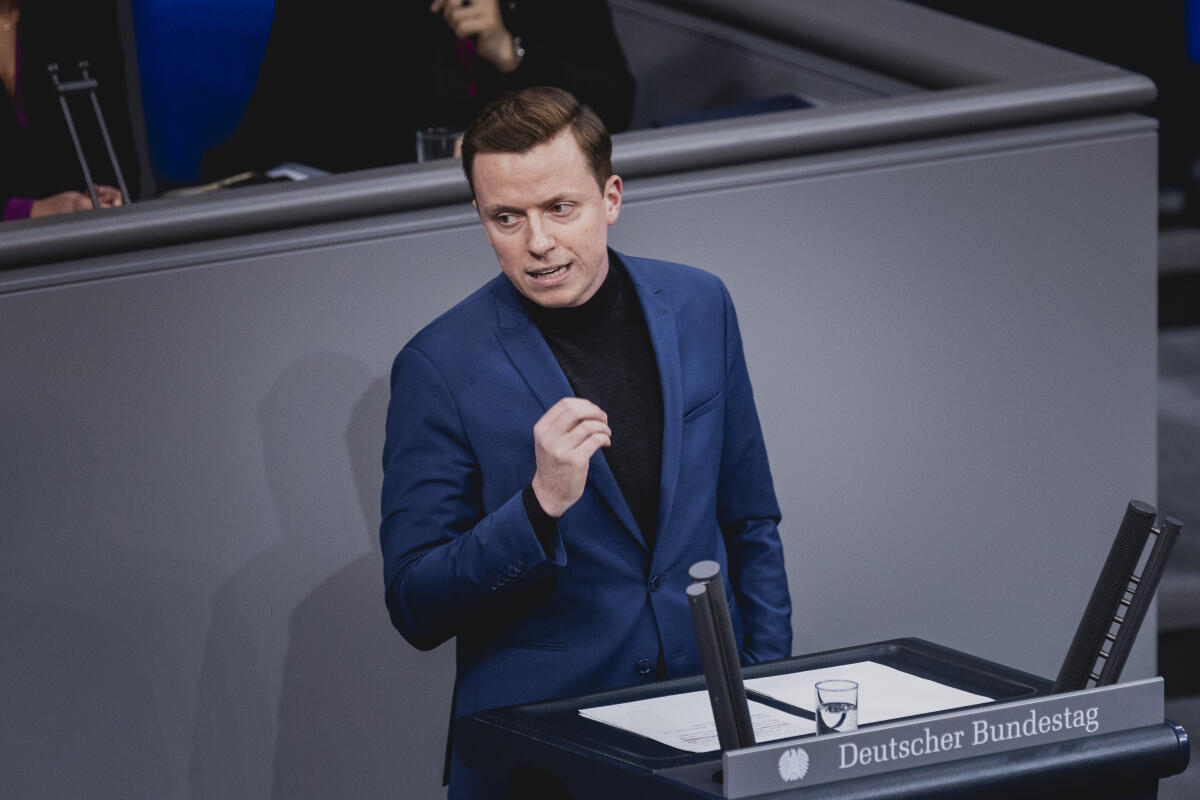 Ahmetovic, Adis Adis Ahmetović, SPD, MdB, hält eine Rede zu ZP 11 "Aktuelle Stunde: Ergebnisse der Klimakonferenz" im Plenum.
