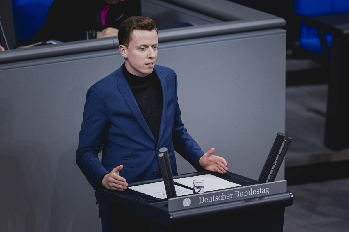 Adis Ahmetović, SPD, MdB, hält eine Rede zu ZP 11 "Aktuelle Stunde: Ergebnisse der Klimakonferenz" im Plenum. Ahmetovic, Adis Adis Ahmetović, SPD, MdB, hält eine Rede zu ZP 11 "Aktuelle Stunde: Ergebnisse der Klimakonferenz" im Plenum.
