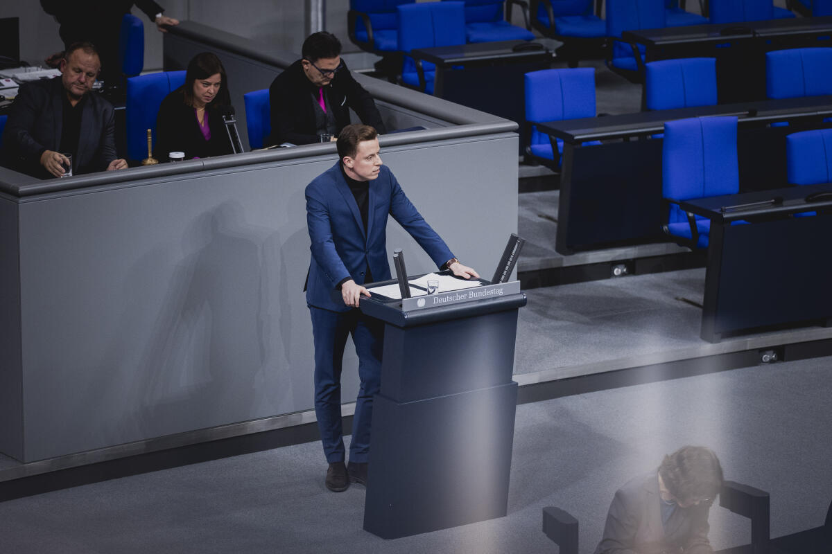 Ahmetovic, Adis Adis Ahmetović, SPD, MdB, hält eine Rede zu ZP 11 "Aktuelle Stunde: Ergebnisse der Klimakonferenz" im Plenum.