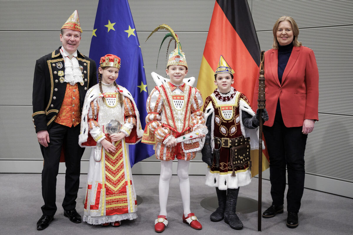Das Kölner Kinderdreigestirn der Session 2024 und Vorstandsmitglieder des Festkomitees Kölner Karneval besuchen den Deutschen Bundestag und Bundestagspräsidentin Bärbel Bas, SPD, MdB. Gruppenfoto (vlnr): Präsident des Festkomitees Kölner Karneval Christoph Kuckelkorn, das Kölner Kinderdreigestirn der Session 2024 und Bundestagspräsidentin Bärbel Bas, SPD, MdB. Bas, Bärbel Das Kölner Kinderdreigestirn der Session 2024 und Vorstandsmitglieder des Festkomitees Kölner Karneval besuchen den Deutschen Bundestag und Bundestagspräsidentin Bärbel Bas, SPD, MdB. Gruppenfoto (vlnr): Präsident des Festkomitees Kölner Karneval Christoph Kuckelkorn, das Kölner Kinderdreigestirn der Session 2024 und Bundestagspräsidentin Bärbel Bas, SPD, MdB.