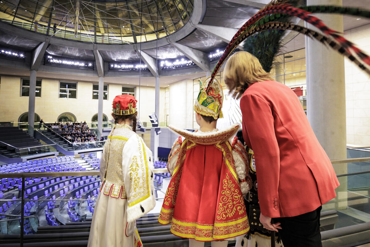 Das Kölner Kinderdreigestirn der Session 2024 und Vorstandsmitglieder des Festkomitees Kölner Karneval besuchen den Deutschen Bundestag und Bundestagspräsidentin Bärbel Bas, SPD, MdB. Das Kölner Kinderdreigestirn der Session 2024 und Bundestagspräsidentin Bärbel Bas, SPD, MdB, beim Blick in den Plenarsaal. Das Kölner Kinderdreigestirn der Session 2024 und Vorstandsmitglieder des Festkomitees Kölner Karneval besuchen den Deutschen Bundestag und Bundestagspräsidentin Bärbel Bas, SPD, MdB. Das Kölner Kinderdreigestirn der Session 2024 und Bundestagspräsidentin Bärbel Bas, SPD, MdB, beim Blick in den Plenarsaal.