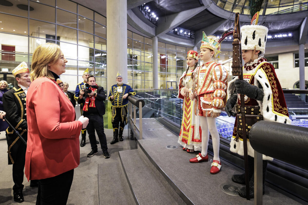 Das Kölner Kinderdreigestirn der Session 2024 und Vorstandsmitglieder des Festkomitees Kölner Karneval besuchen den Deutschen Bundestag und Bundestagspräsidentin Bärbel Bas, SPD, MdB. Hier das Kölner Kinderdreigestirn der Session 2024 (r) mit Bundestagspräsidentin Bärbel Bas (l), SPD, MdB vor einer Tribüne des Plenarsaals. Bas, Bärbel Das Kölner Kinderdreigestirn der Session 2024 und Vorstandsmitglieder des Festkomitees Kölner Karneval besuchen den Deutschen Bundestag und Bundestagspräsidentin Bärbel Bas, SPD, MdB. Hier das Kölner Kinderdreigestirn der Session 2024 (r) mit Bundestagspräsidentin Bärbel Bas (l), SPD, MdB vor einer Tribüne des Plenarsaals.