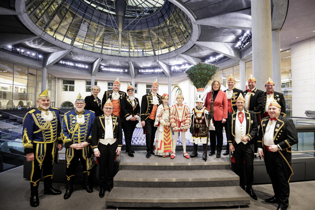 Das Kölner Kinderdreigestirn der Session 2024 und Vorstandsmitglieder des Festkomitees Kölner Karneval besuchen den Deutschen Bundestag und Bundestagspräsidentin Bärbel Bas, SPD, MdB. Gruppenfoto. Bas, Bärbel Das Kölner Kinderdreigestirn der Session 2024 und Vorstandsmitglieder des Festkomitees Kölner Karneval besuchen den Deutschen Bundestag und Bundestagspräsidentin Bärbel Bas, SPD, MdB. Gruppenfoto.