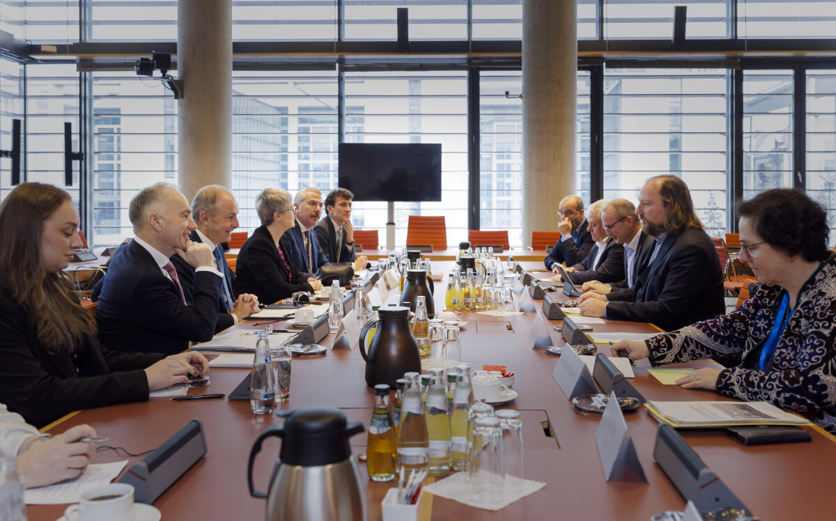 Hofreiter, Anton; Martin, Micheál Dr. Anton Hofreiter, Bündnis 90/Die Grünen, Vorsitzender des Ausschusses für die Angelegenheiten der Europäischen Union, MdB, (2. von rechts), empfängt den stellvertretenden irischen Premierminister und Minister für Auswärtige Angelegenheiten und Verteidigung, Micheál Martin, (2. von links), als Gast im Ausschuss. Blick in den Saal. 