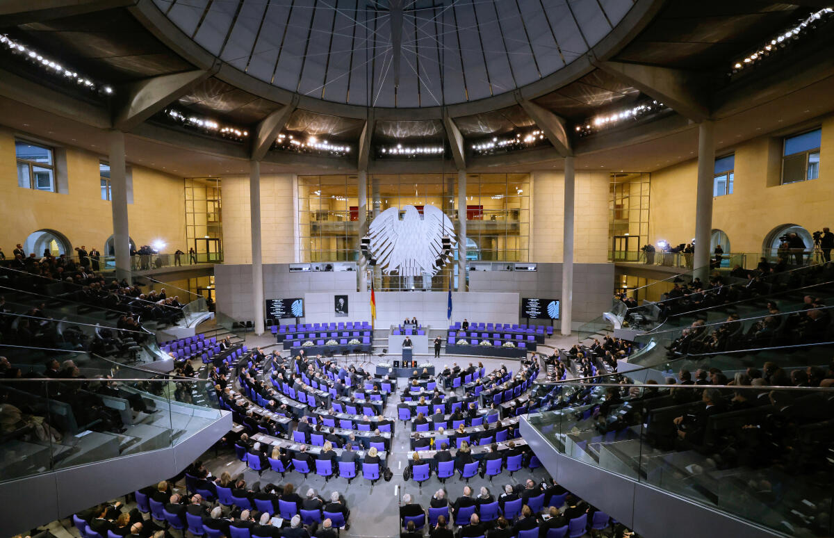 Trauerstaatsakt für den verstorbenen Bundestagspräsidenten a.D. Dr. Wolfgang Schäuble im Plenarsaal des Deutschen Bundestages. Blick in den Plenarsaal während seiner Gedenkrede des Präsidenten der Französischen Republik Emmanuel Macron. Trauerstaatsakt für den verstorbenen Bundestagspräsidenten a.D. Dr. Wolfgang Schäuble im Plenarsaal des Deutschen Bundestages. Blick in den Plenarsaal während seiner Gedenkrede des Präsidenten der Französischen Republik Emmanuel Macron.
