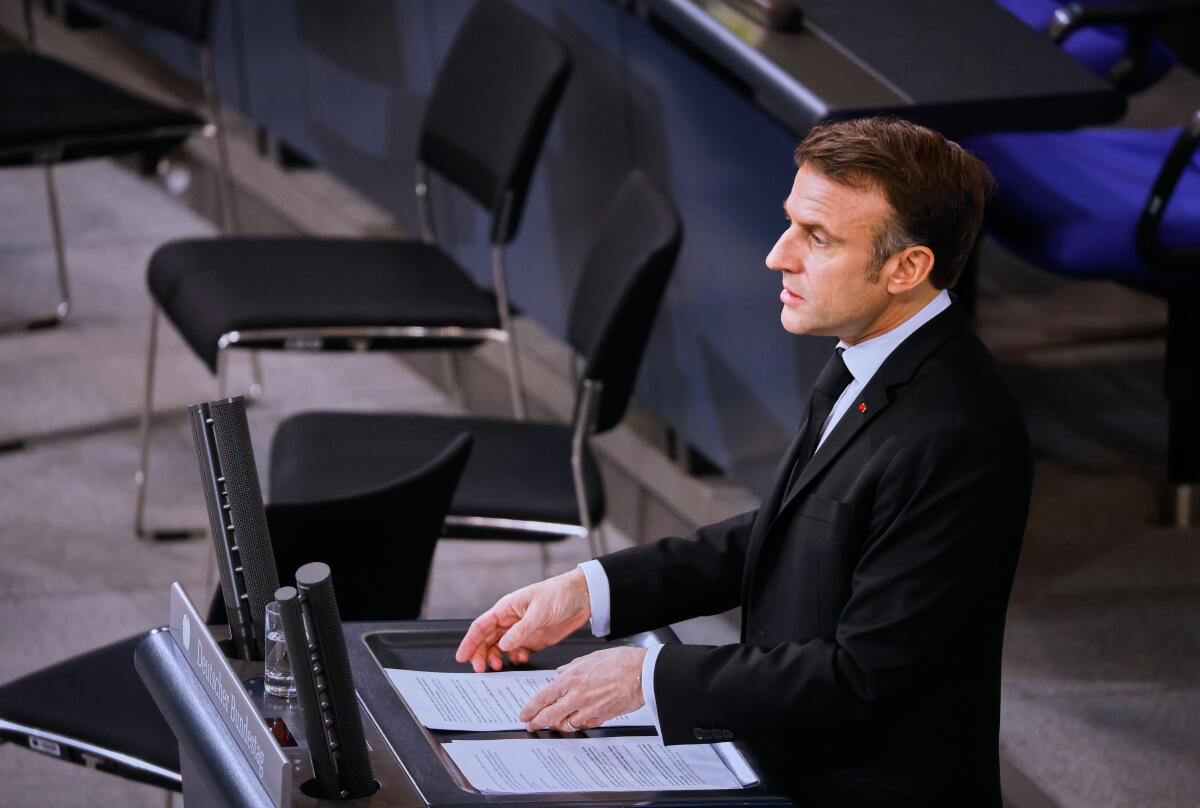  Trauerstaatsakt für den verstorbenen Bundestagspräsidenten a.D. Dr. Wolfgang Schäuble im Plenarsaal des Deutschen Bundestages. Hier der Präsident der Französischen Republik Emmanuel Macron während seiner Gedenkrede.