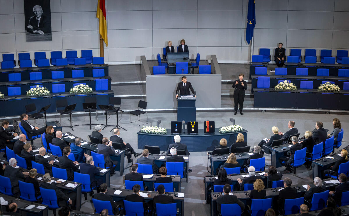 Macron, Emmanuel Trauerstaatsakt für den verstorbenen Bundestagspräsidenten a.D. Dr. Wolfgang Schäuble, CDU, im Plenarsaal des Deutschen Bundestages. Hier Präsident der Französischen Republik Emmanuel Macron, (Mitte), während seiner Gedenkrede.