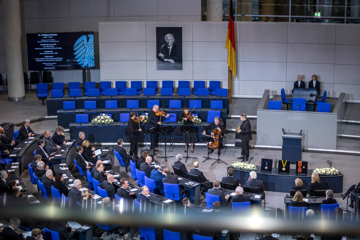 Blick in den Plenarsaal des Deutschen Bundestages während einer musikalischen Darbietung beim Trauerstaatsakt für den verstorbenen Bundestagspräsidenten a.D. Dr. Wolfgang Schäuble, CDU. Blick in den Plenarsaal des Deutschen Bundestages während einer musikalischen Darbietung beim Trauerstaatsakt für den verstorbenen Bundestagspräsidenten a.D. Dr. Wolfgang Schäuble, CDU.