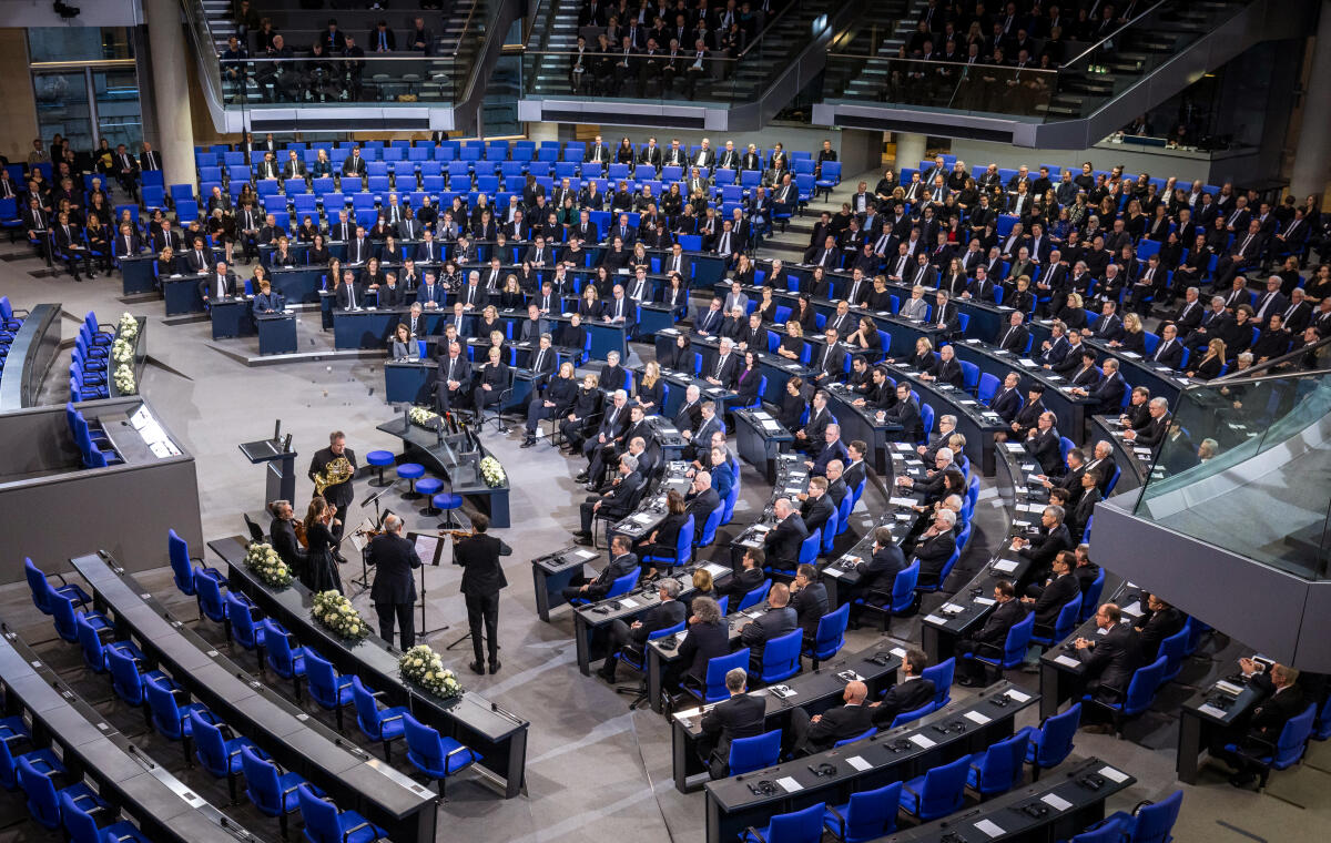 Blick in den Plenarsaal des Deutschen Bundestages während einer musikalischen Darbietung beim Trauerstaatsakt für den verstorbenen Bundestagspräsidenten a.D. Dr. Wolfgang Schäuble, CDU. Blick in den Plenarsaal des Deutschen Bundestages während einer musikalischen Darbietung beim Trauerstaatsakt für den verstorbenen Bundestagspräsidenten a.D. Dr. Wolfgang Schäuble, CDU.