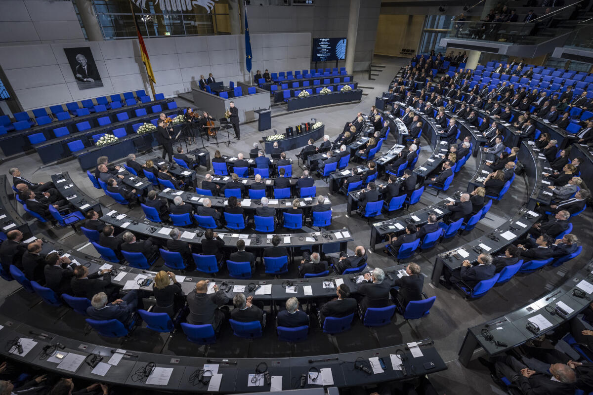 Blick in den Plenarsaal des Deutschen Bundestages während einer musikalischen Darbietung beim Trauerstaatsakt für den verstorbenen Bundestagspräsidenten a.D. Dr. Wolfgang Schäuble, CDU. Blick in den Plenarsaal des Deutschen Bundestages während einer musikalischen Darbietung beim Trauerstaatsakt für den verstorbenen Bundestagspräsidenten a.D. Dr. Wolfgang Schäuble, CDU.