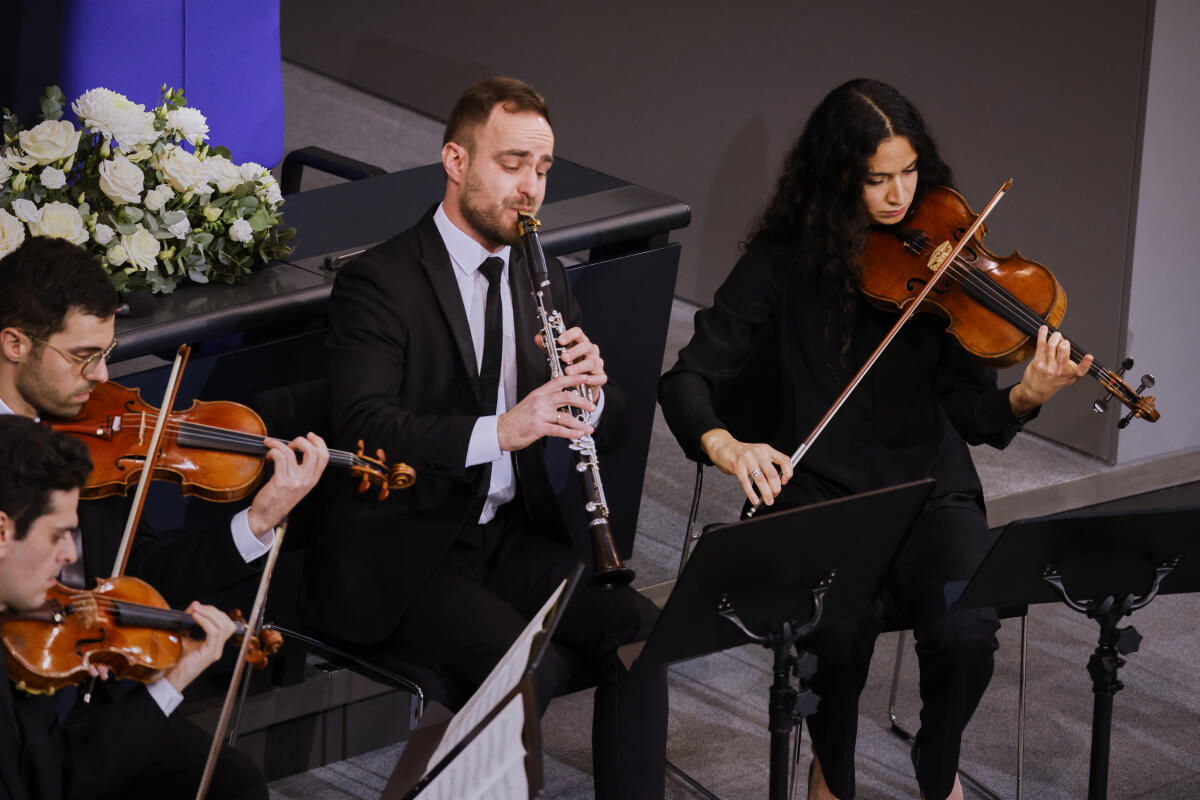 Blick in den Plenarsaal des Deutschen Bundestages während einer musikalischen Darbietung beim Trauerstaatsakt für den verstorbenen Bundestagspräsidenten a.D. Dr. Wolfgang Schäuble, CDU. Blick in den Plenarsaal des Deutschen Bundestages während einer musikalischen Darbietung beim Trauerstaatsakt für den verstorbenen Bundestagspräsidenten a.D. Dr. Wolfgang Schäuble, CDU.