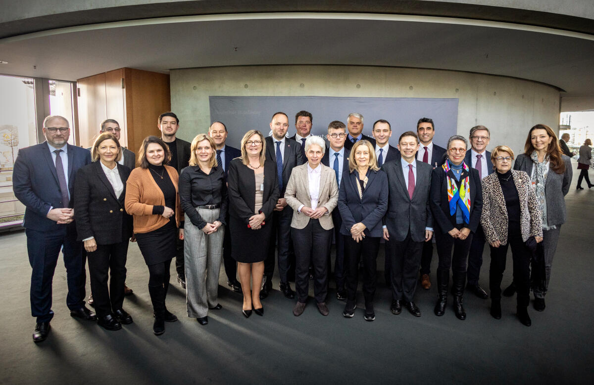 Strack-Zimmermann, Marie-Agnes Ausschussvorsitzende Dr. Marie-Agnes Strack-Zimmermann, FDP. MdB, (1. Reihe, 5. von rechts), empfängt französische Verteidigungsausschüsse der Assamblée national und des französischen Senats zu einem Gespräch im Verteidigungsausschuss des Deutschen Bundestages.