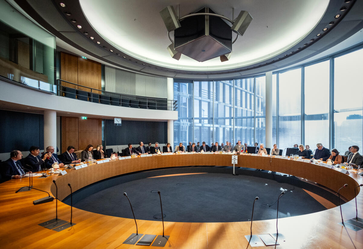 Strack-Zimmermann, Marie-Agnes Ausschussvorsitzende Dr. Marie-Agnes Strack-Zimmermann, FDP. MdB, (6. von rechts), empfängt französische Verteidigungsausschüsse der Assamblée national und des französischen Senats zu einem Gespräch im Verteidigungsausschuss des Deutschen Bundestages.