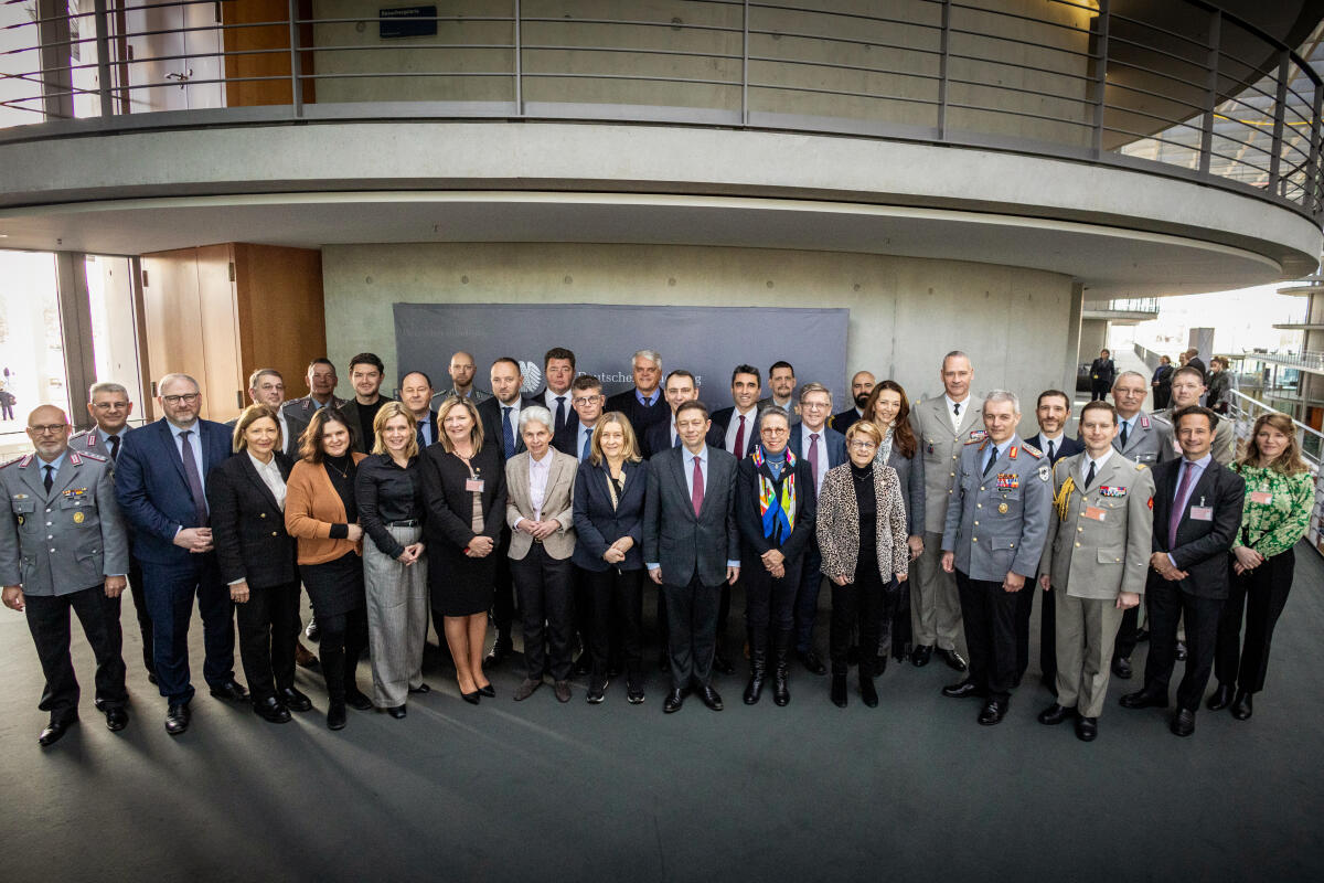 Strack-Zimmermann, Marie-Agnes Ausschussvorsitzende Dr. Marie-Agnes Strack-Zimmermann, FDP. MdB, (1. Reihe, 7. von links), empfängt französische Verteidigungsausschüsse der Assamblée national und des französischen Senats zu einem Gespräch im Verteidigungsausschuss des Deutschen Bundestages.