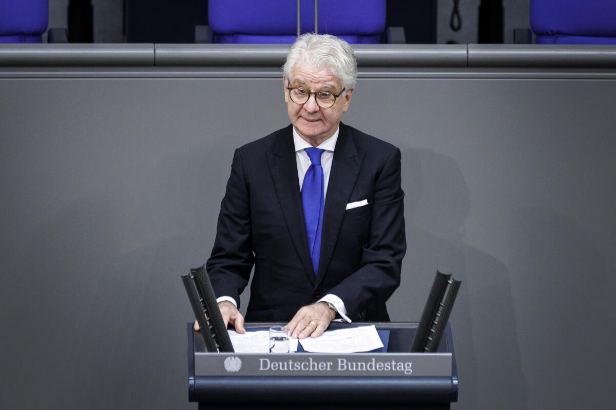 Marcel Reif (im Bild), Sohn eines Holocaust-Überlebenden, während seiner Gedenkrede in der Gedenkstunde des Bundestages an die Opfer des Nationalsozialismus. Marcel Reif (im Bild), Sohn eines Holocaust-Überlebenden, während seiner Gedenkrede in der Gedenkstunde des Bundestages an die Opfer des Nationalsozialismus.