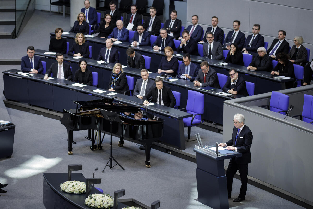 Marcel Reif (rechts unten), Sohn eines Holocaust-Überlebenden, während seiner Gedenkrede in der Gedenkstunde des Bundestages an die Opfer des Nationalsozialismus mit Blick auf die Bank der Bundesregierung. Marcel Reif (rechts unten), Sohn eines Holocaust-Überlebenden, während seiner Gedenkrede in der Gedenkstunde des Bundestages an die Opfer des Nationalsozialismus mit Blick auf die Bank der Bundesregierung.