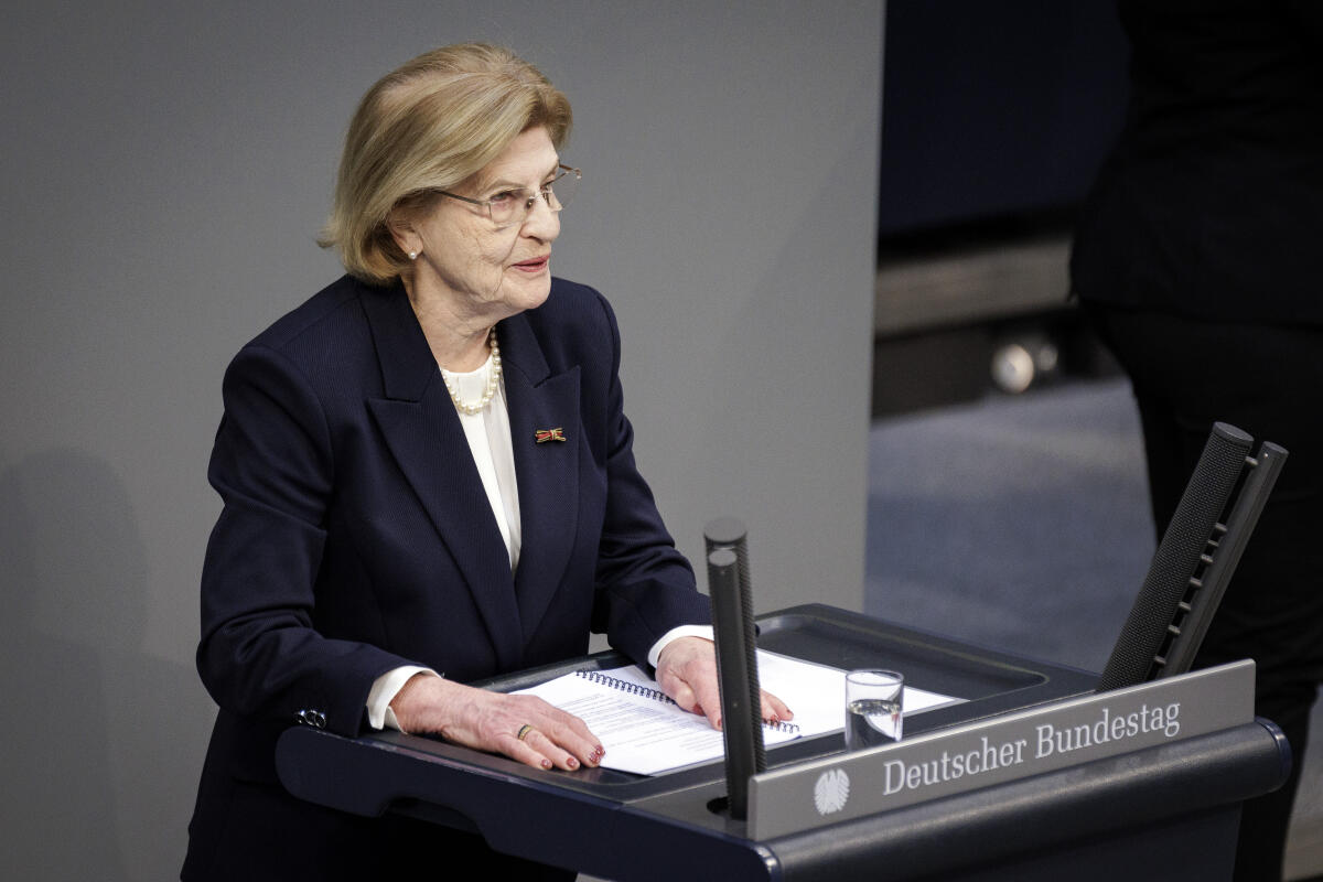  Eva Szepesi (im Bild), Holocaust-Überlebende, während ihrer Gedenkrede in der Gedenkstunde des Bundestages an die Opfer des Nationalsozialismus.