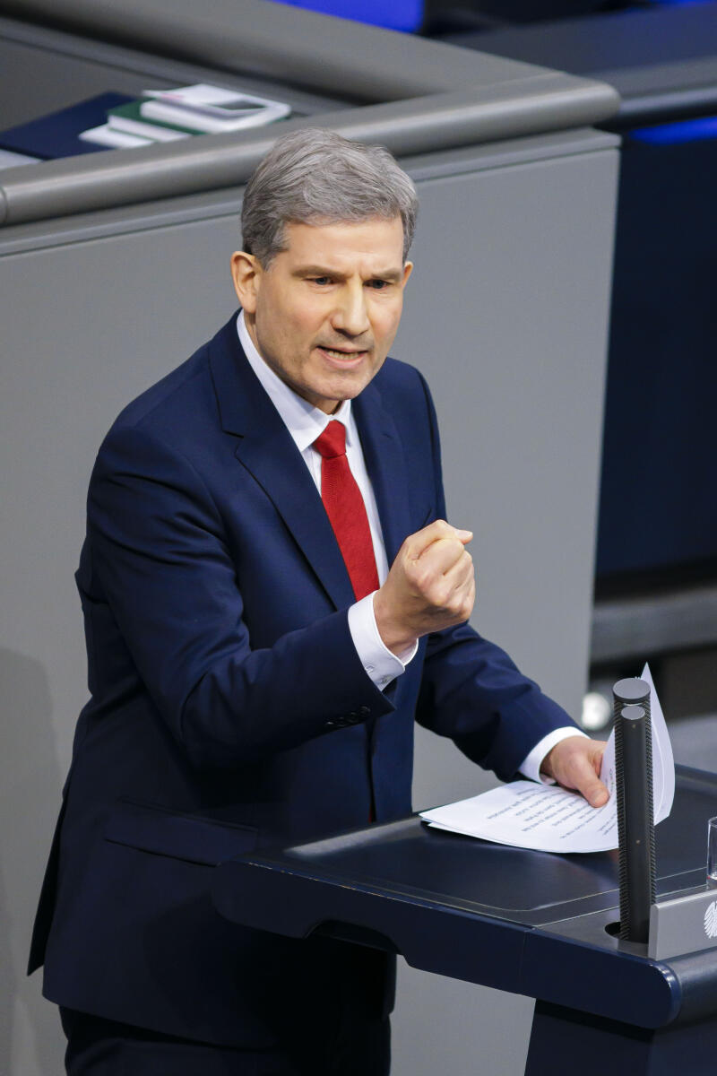 Metin Hakverdi, SPD, MdB, hält eine Rede zu TOP Epl. 12 „Digitales und Verkehr“ im Plenum. Hakverdi, Metin Metin Hakverdi, SPD, MdB, hält eine Rede zu TOP Epl. 12 „Digitales und Verkehr“ im Plenum.