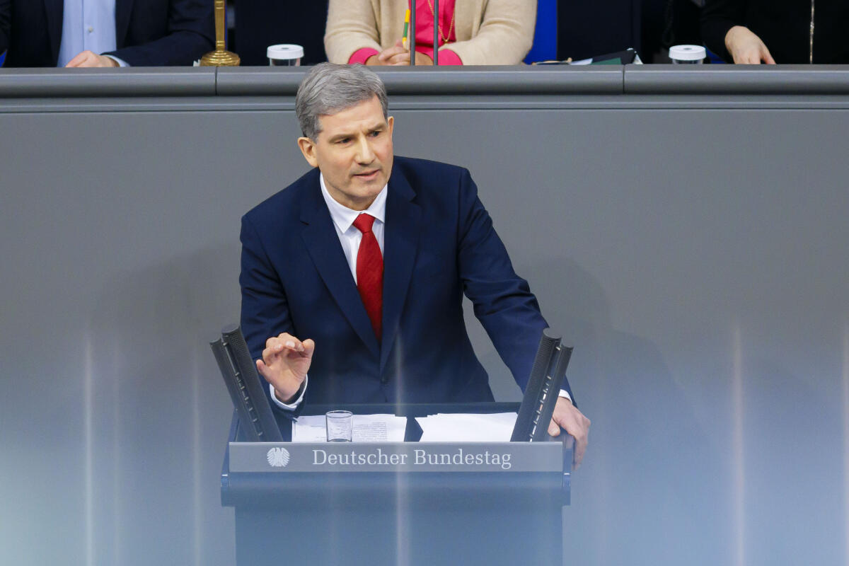 Metin Hakverdi, SPD, MdB, hält eine Rede zu TOP Epl. 12 „Digitales und Verkehr“ im Plenum. Hakverdi, Metin Metin Hakverdi, SPD, MdB, hält eine Rede zu TOP Epl. 12 „Digitales und Verkehr“ im Plenum.