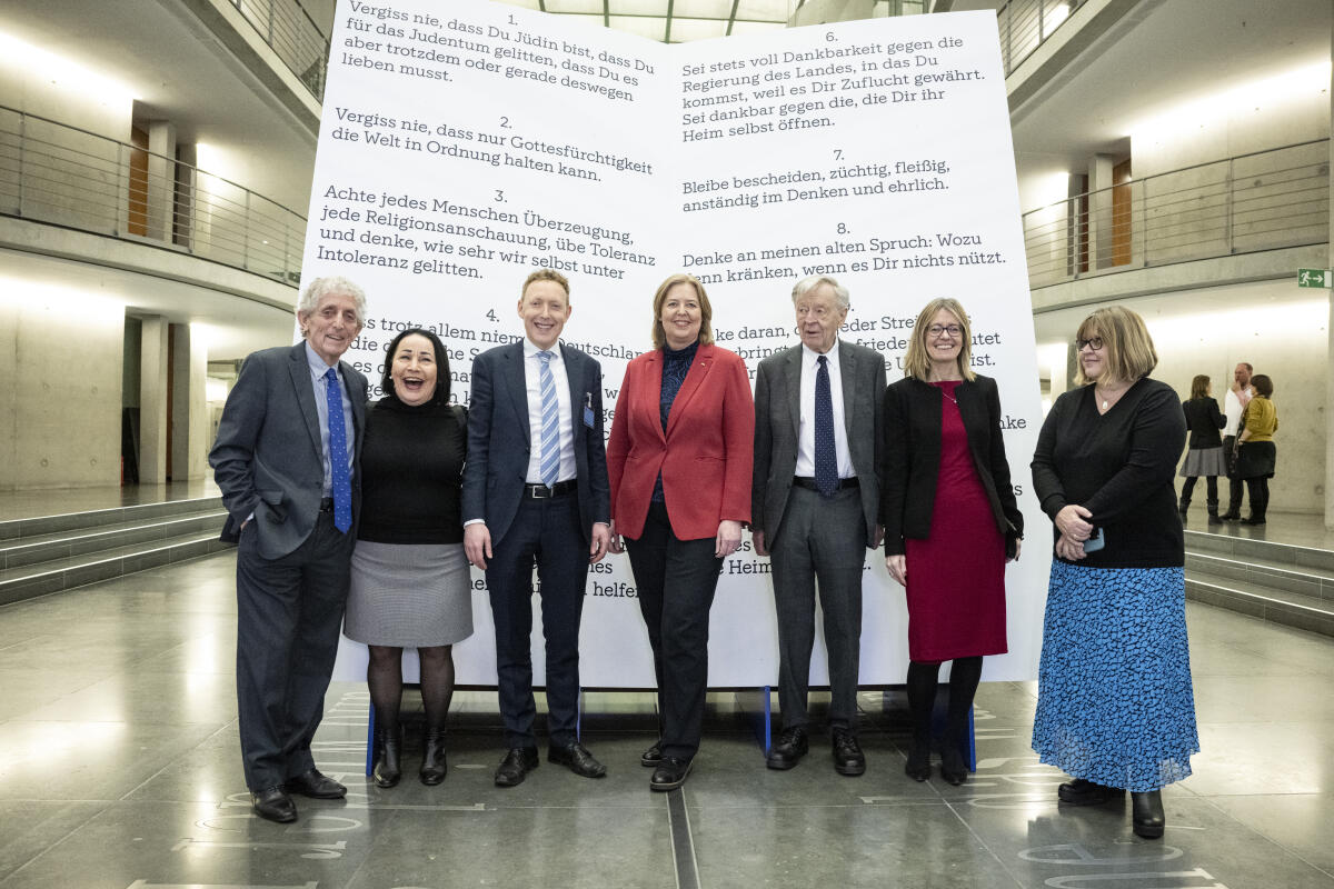 Eröffnung der Ausstellung "I said, ‘Auf Wiedersehen’ 85 Jahre Kindertransport nach Großbritannien", die im Rahmen des Gedenkens an die Opfer des Nationalsozialismus in der Zeit vom 31. Januar 2024 bis 23. Februar 2024 in der Halle des Paul-Löbe-Hauses präsentiert wird.; Gruppenfoto (von links) mit Paul Alexander, Zeitzeuge, Lisa Sophie Bechner, Verein Kindertransport Organisation Deutschland, Michael Newman, Geschäftsführer der Association of Jewish Refugees, Bärbel Bas, Präsidentin des Deutschen Bundestages, Lord Alfred Dubs, Zeitzeuge, Jill Gallard, Botschafterin des Vereinigten Königreiches in Deutschland, Bea Lewkowicz, Association of Jewish Refugees, vor einem Ausstellungsexponat. Bas, Bärbel; Pick, Hella; Dubs, Alfred; Bechner, Lisa Sophie; Newman, Michael; Alexander, Paul; Lewkowicz, Bea Eröffnung der Ausstellung "I said, ‘Auf Wiedersehen’ 85 Jahre Kindertransport nach Großbritannien", die im Rahmen des Gedenkens an die Opfer des Nationalsozialismus in der Zeit vom 31. Januar 2024 bis 23. Februar 2024 in der Halle des Paul-Löbe-Hauses präsentiert wird.; Gruppenfoto (von links) mit Paul Alexander, Zeitzeuge, Lisa Sophie Bechner, Verein Kindertransport Organisation Deutschland, Michael Newman, Geschäftsführer der Association of Jewish Refugees, Bärbel Bas, Präsidentin des Deutschen Bundestages, Lord Alfred Dubs, Zeitzeuge, Jill Gallard, Botschafterin des Vereinigten Königreiches in Deutschland, Bea Lewkowicz, Association of Jewish Refugees, vor einem Ausstellungsexponat.