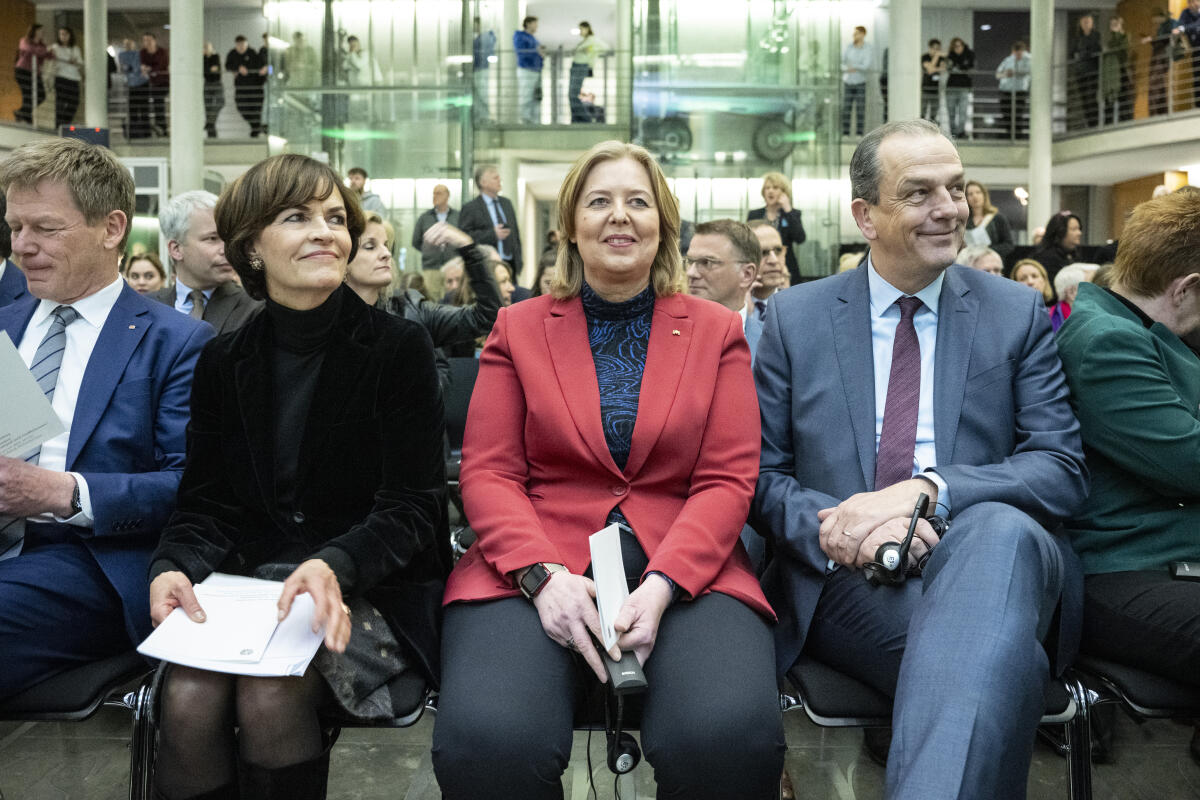 Bas, Bärbel; Leibinger-Kammüller, Nicola; Lutz, Richard; Schäfer, Michael Eröffnung der Ausstellung "I said, ‘Auf Wiedersehen’ 85 Jahre Kindertransport nach Großbritannien", die im Rahmen des Gedenkens an die Opfer des Nationalsozialismus in der Zeit vom 31. Januar 2024 bis 23. Februar 2024 in der Halle des Paul-Löbe-Hauses präsentiert wird. ; Von links: Dr. Richard Lutz Vorstandsvorsitzender der Deutschen Bahn AG, Dr. Nicola Leibinger-Kammüller, Vorsitzende des Kuratoriums der Berthold Leibinger Stiftung, Bärbel Bas, Präsidentin des Deutschen Bundestages, Dr. Michael Schäfer, Direktor beim Deutschen Bundestag, bei der Ausstellungeröffnung.