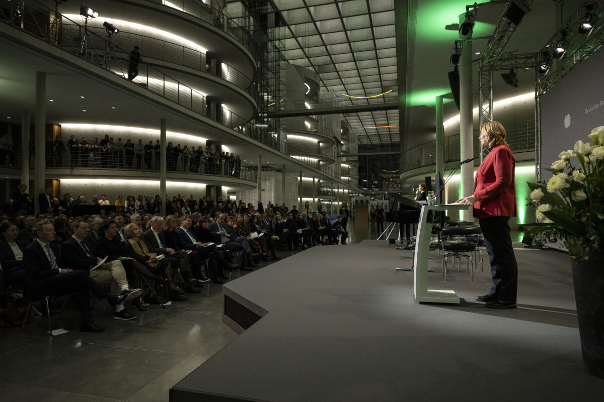 Eröffnung der Ausstellung "I said, ‘Auf Wiedersehen’ 85 Jahre Kindertransport nach Großbritannien", die im Rahmen des Gedenkens an die Opfer des Nationalsozialismus in der Zeit vom 31. Januar 2024 bis 23. Februar 2024 in der Halle des Paul-Löbe-Hauses präsentiert wird.; Bundestagspräsidentin Bärbel Bas, SPD, MdB, während ihrer Rede bei der Ausstellungseröffnung. Bas, Bärbel Eröffnung der Ausstellung "I said, ‘Auf Wiedersehen’ 85 Jahre Kindertransport nach Großbritannien", die im Rahmen des Gedenkens an die Opfer des Nationalsozialismus in der Zeit vom 31. Januar 2024 bis 23. Februar 2024 in der Halle des Paul-Löbe-Hauses präsentiert wird.; Bundestagspräsidentin Bärbel Bas, SPD, MdB, während ihrer Rede bei der Ausstellungseröffnung.