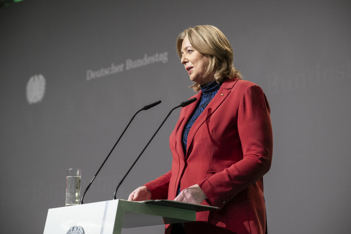 Eröffnung der Ausstellung "I said, ‘Auf Wiedersehen’ 85 Jahre Kindertransport nach Großbritannien", die im Rahmen des Gedenkens an die Opfer des Nationalsozialismus in der Zeit vom 31. Januar 2024 bis 23. Februar 2024 in der Halle des Paul-Löbe-Hauses präsentiert wird.; Bundestagspräsidentin Bärbel Bas, SPD, MdB, während ihrer Rede bei der Ausstellungseröffnung. Bas, Bärbel Eröffnung der Ausstellung "I said, ‘Auf Wiedersehen’ 85 Jahre Kindertransport nach Großbritannien", die im Rahmen des Gedenkens an die Opfer des Nationalsozialismus in der Zeit vom 31. Januar 2024 bis 23. Februar 2024 in der Halle des Paul-Löbe-Hauses präsentiert wird.; Bundestagspräsidentin Bärbel Bas, SPD, MdB, während ihrer Rede bei der Ausstellungseröffnung.