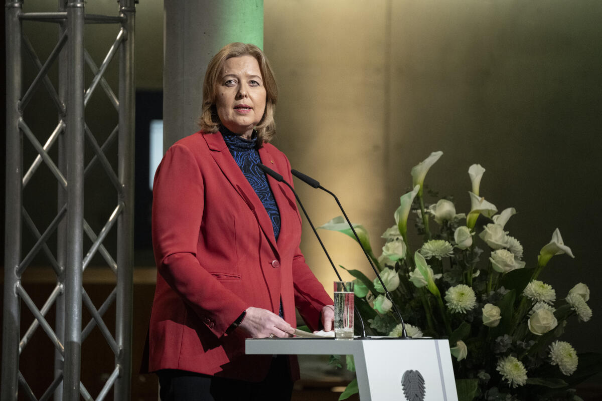 Eröffnung der Ausstellung "I said, ‘Auf Wiedersehen’ 85 Jahre Kindertransport nach Großbritannien", die im Rahmen des Gedenkens an die Opfer des Nationalsozialismus in der Zeit vom 31. Januar 2024 bis 23. Februar 2024 in der Halle des Paul-Löbe-Hauses präsentiert wird.; Bundestagspräsidentin Bärbel Bas, SPD, MdB, während ihrer Rede bei der Ausstellungseröffnung. Bas, Bärbel Eröffnung der Ausstellung "I said, ‘Auf Wiedersehen’ 85 Jahre Kindertransport nach Großbritannien", die im Rahmen des Gedenkens an die Opfer des Nationalsozialismus in der Zeit vom 31. Januar 2024 bis 23. Februar 2024 in der Halle des Paul-Löbe-Hauses präsentiert wird.; Bundestagspräsidentin Bärbel Bas, SPD, MdB, während ihrer Rede bei der Ausstellungseröffnung.