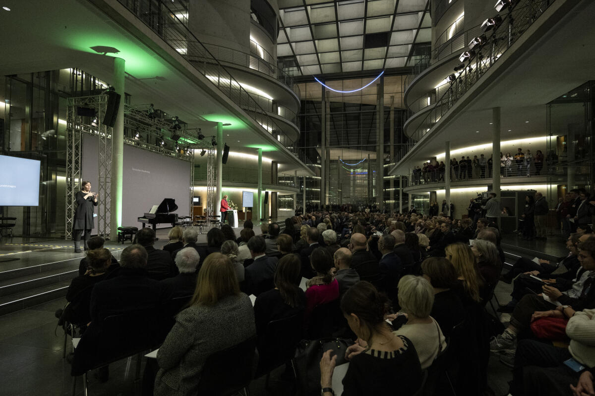 Eröffnung der Ausstellung "I said, ‘Auf Wiedersehen’ 85 Jahre Kindertransport nach Großbritannien", die im Rahmen des Gedenkens an die Opfer des Nationalsozialismus in der Zeit vom 31. Januar 2024 bis 23. Februar 2024 in der Halle des Paul-Löbe-Hauses präsentiert wird.; Bundestagspräsidentin Bärbel Bas, SPD, MdB, während ihrer Rede bei der Ausstellungseröffnung. Bas, Bärbel Eröffnung der Ausstellung "I said, ‘Auf Wiedersehen’ 85 Jahre Kindertransport nach Großbritannien", die im Rahmen des Gedenkens an die Opfer des Nationalsozialismus in der Zeit vom 31. Januar 2024 bis 23. Februar 2024 in der Halle des Paul-Löbe-Hauses präsentiert wird.; Bundestagspräsidentin Bärbel Bas, SPD, MdB, während ihrer Rede bei der Ausstellungseröffnung.