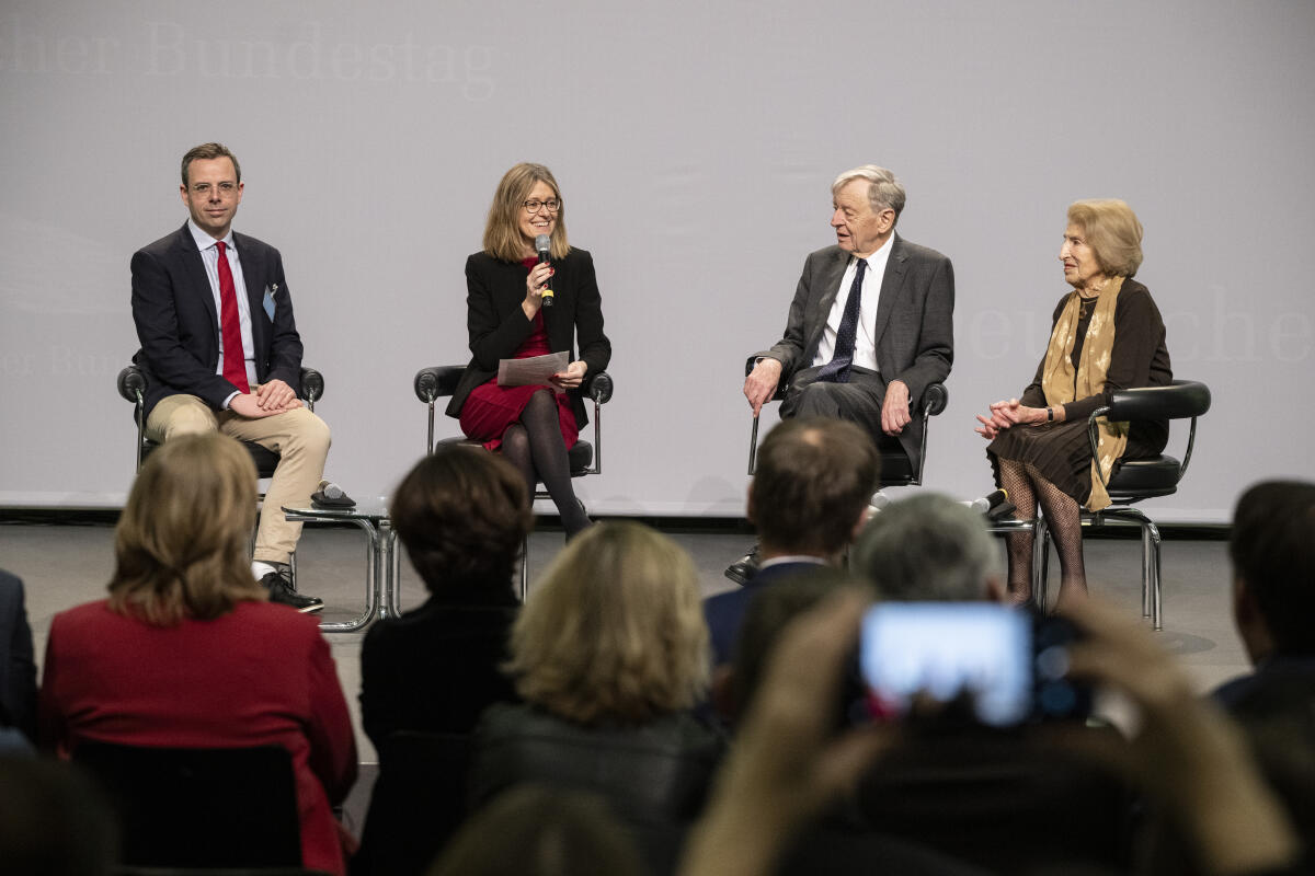 Pick, Hella; Dubs, Alfred; Simpson, Toby; Gallard, Jill Eröffnung der Ausstellung "I said, ‘Auf Wiedersehen’ 85 Jahre Kindertransport nach Großbritannien", die im Rahmen des Gedenkens an die Opfer des Nationalsozialismus in der Zeit vom 31. Januar 2024 bis 23. Februar 2024 in der Halle des Paul-Löbe-Hauses präsentiert wird.; Hier (von links nach rechts) Dr. Toby Simpson, Direktor der Wiener Holocaust Library, Jill Gallard, Botschafterin des Vereinigten Königreichs in Deutschland, Lord Alfred Dubs, Zeitzeuge, und Hella Pick, Zeitzeugin, bei einem Zeitzeugengespräch während der Ausstellungseröffnung.