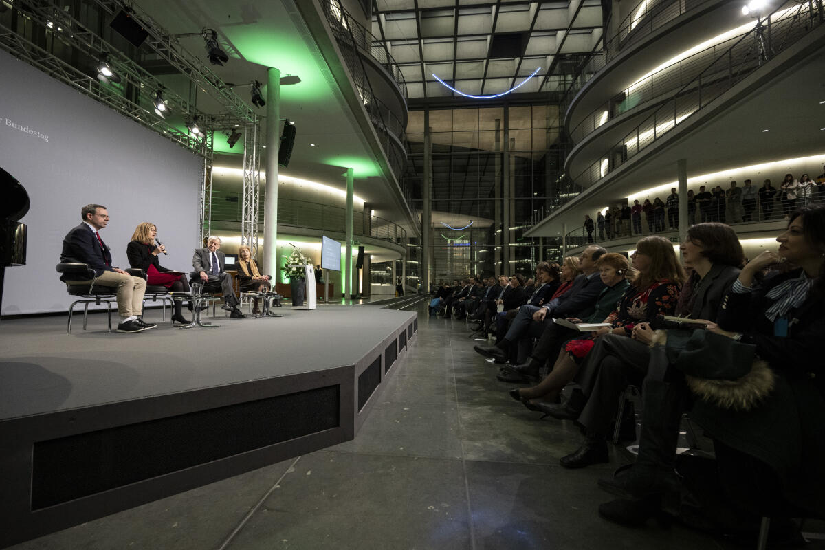 Eröffnung der Ausstellung "I said, ‘Auf Wiedersehen’ 85 Jahre Kindertransport nach Großbritannien", die im Rahmen des Gedenkens an die Opfer des Nationalsozialismus in der Zeit vom 31. Januar 2024 bis 23. Februar 2024 in der Halle des Paul-Löbe-Hauses präsentiert wird.; Hier (von links nach rechts) Dr. Toby Simpson, Direktor der Wiener Holocaust Library, Jill Gallard, Botschafterin des Vereinigten Königreichs in Deutschland, Lord Alfred Dubs, Zeitzeuge, und Hella Pick, Zeitzeugin, bei einem Zeitzeugengespräch während der Ausstellungseröffnung. Pick, Hella; Dubs, Alfred; Simpson, Toby; Gallard, Jill Eröffnung der Ausstellung "I said, ‘Auf Wiedersehen’ 85 Jahre Kindertransport nach Großbritannien", die im Rahmen des Gedenkens an die Opfer des Nationalsozialismus in der Zeit vom 31. Januar 2024 bis 23. Februar 2024 in der Halle des Paul-Löbe-Hauses präsentiert wird.; Hier (von links nach rechts) Dr. Toby Simpson, Direktor der Wiener Holocaust Library, Jill Gallard, Botschafterin des Vereinigten Königreichs in Deutschland, Lord Alfred Dubs, Zeitzeuge, und Hella Pick, Zeitzeugin, bei einem Zeitzeugengespräch während der Ausstellungseröffnung.