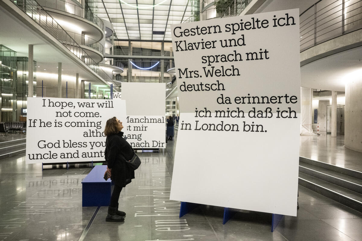 Eröffnung der Ausstellung "I said, ‘Auf Wiedersehen’ 85 Jahre Kindertransport nach Großbritannien", die im Rahmen des Gedenkens an die Opfer des Nationalsozialismus in der Zeit vom 31. Januar 2024 bis 23. Februar 2024 in der Halle des Paul-Löbe-Hauses präsentiert wird.; Eine Besucherin sieht sich Ausstellungsexponate an. Eröffnung der Ausstellung "I said, ‘Auf Wiedersehen’ 85 Jahre Kindertransport nach Großbritannien", die im Rahmen des Gedenkens an die Opfer des Nationalsozialismus in der Zeit vom 31. Januar 2024 bis 23. Februar 2024 in der Halle des Paul-Löbe-Hauses präsentiert wird.; Eine Besucherin sieht sich Ausstellungsexponate an.