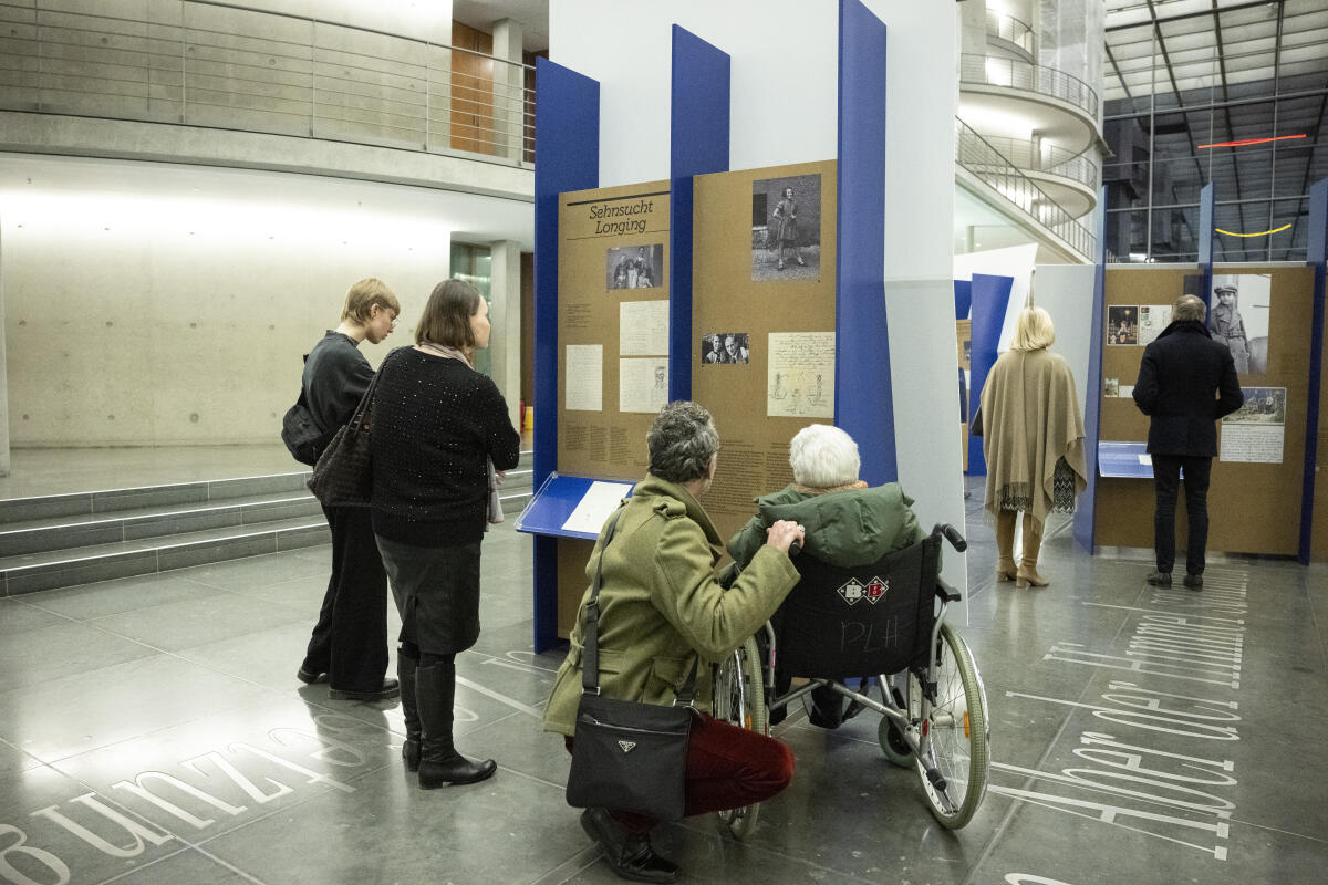 Eröffnung der Ausstellung "I said, ‘Auf Wiedersehen’ 85 Jahre Kindertransport nach Großbritannien", die im Rahmen des Gedenkens an die Opfer des Nationalsozialismus in der Zeit vom 31. Januar 2024 bis 23. Februar 2024 in der Halle des Paul-Löbe-Hauses präsentiert wird.; Besucherinnen und Besucher sehen sich die Ausstellungsexponate an. Eröffnung der Ausstellung "I said, ‘Auf Wiedersehen’ 85 Jahre Kindertransport nach Großbritannien", die im Rahmen des Gedenkens an die Opfer des Nationalsozialismus in der Zeit vom 31. Januar 2024 bis 23. Februar 2024 in der Halle des Paul-Löbe-Hauses präsentiert wird.; Besucherinnen und Besucher sehen sich die Ausstellungsexponate an.