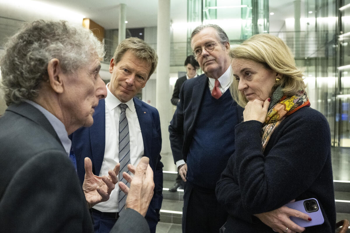 Eröffnung der Ausstellung "I said, ‘Auf Wiedersehen’ 85 Jahre Kindertransport nach Großbritannien", die im Rahmen des Gedenkens an die Opfer des Nationalsozialismus in der Zeit vom 31. Januar 2024 bis 23. Februar 2024 in der Halle des Paul-Löbe-Hauses präsentiert wird. ; Paul Alexander, Zeitzeuge, (links), Dr. Richard Lutz Vorstandsvorsitzender der Deutschen Bahn AG, (2. von links), und Regine Leibinger, /rechts), im Gespräch bei der Ausstellungeröffnung. Alexander, Paul; Lutz, Richard; Leibinger, Regine Eröffnung der Ausstellung "I said, ‘Auf Wiedersehen’ 85 Jahre Kindertransport nach Großbritannien", die im Rahmen des Gedenkens an die Opfer des Nationalsozialismus in der Zeit vom 31. Januar 2024 bis 23. Februar 2024 in der Halle des Paul-Löbe-Hauses präsentiert wird. ; Paul Alexander, Zeitzeuge, (links), Dr. Richard Lutz Vorstandsvorsitzender der Deutschen Bahn AG, (2. von links), und Regine Leibinger, /rechts), im Gespräch bei der Ausstellungeröffnung.