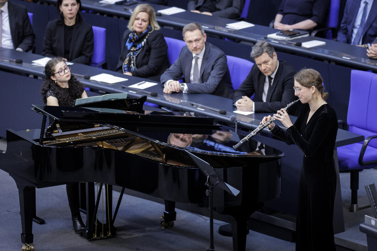  Musikalische Darbietung (durch Studierende der Universität der Künste)  während der Gedenkstunde des Bundestages an die Opfer des Nationalsozialismus.