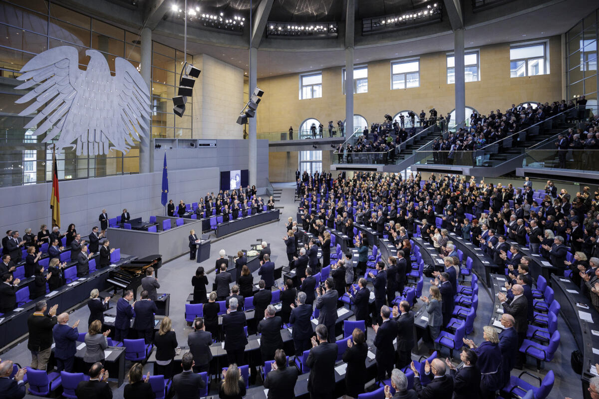 Gedenkstunde des Deutschen Bundestages für die Opfer des Nationalsozialismus. Blick auf das applaudierende Plenum nach der Gedenkrede von Eva Szepesi, Holocaust-Überlebende. Gedenkstunde des Deutschen Bundestages für die Opfer des Nationalsozialismus. Blick auf das applaudierende Plenum nach der Gedenkrede von Eva Szepesi, Holocaust-Überlebende.