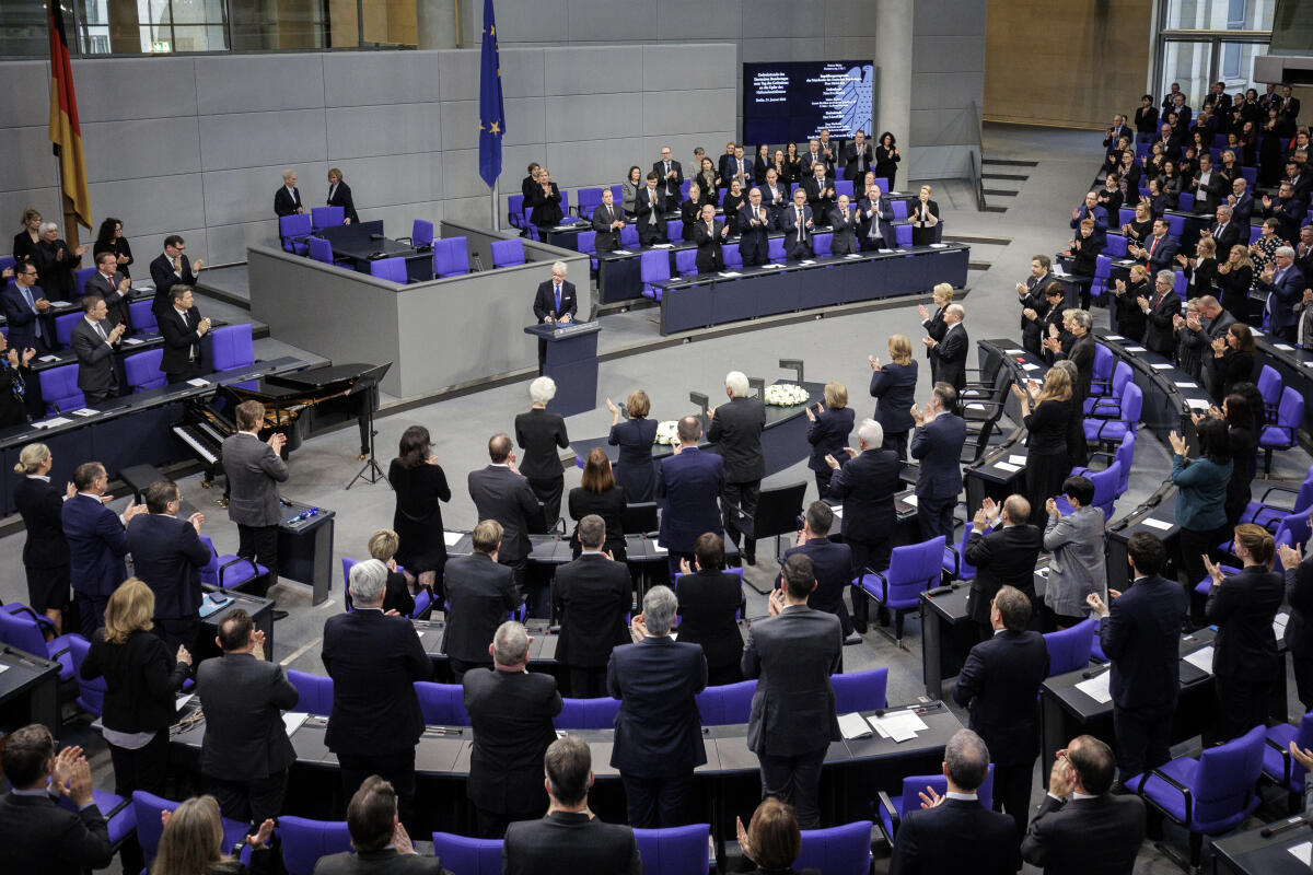  Gedenkstunde des Deutschen Bundestages für die Opfer des Nationalsozialismus. Blick auf das applaudierende Plenum nach der Gedenkrede von Marcel Reif, Sohn eines Holocaust-Überlebenden.