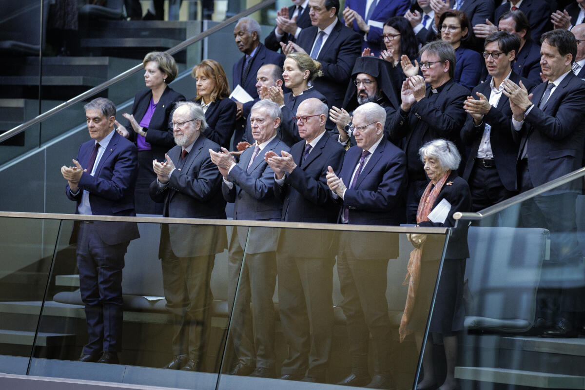 Gedenkstunde des Deutschen Bundestages für die Opfer des Nationalsozialismus. Blick auf eine Gästetribüne. Friedländer, Margot; Lammert, Norbert; Thierse, Wolfgang Gedenkstunde des Deutschen Bundestages für die Opfer des Nationalsozialismus. Blick auf eine Gästetribüne.