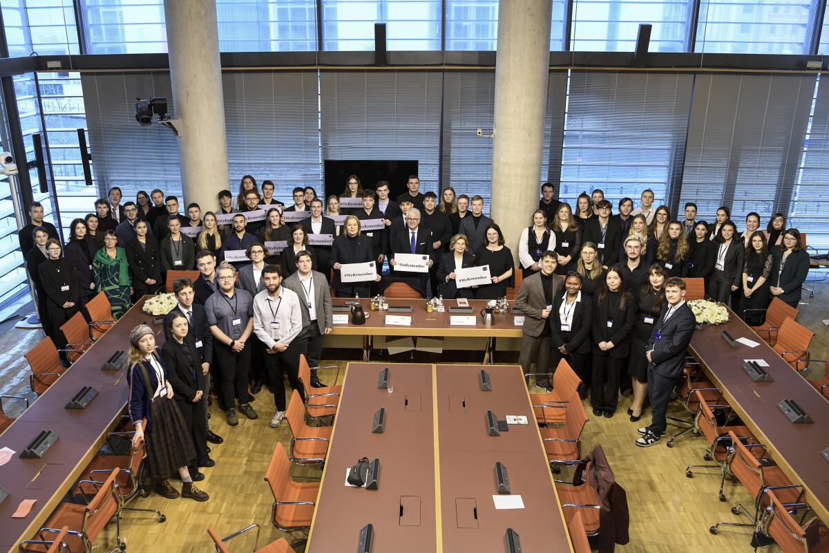 Bas, Bärbel; Szepesi, Eva; Reif, Marcel Im Anschluss an die Podiumsdiskussion der Jugendbegegnung 2024, die aus Anlass des Gedenktages für die Opfer des Nationalsozialismus im Deutschen Bundestag stattfindet, positionieren sich alle Teilnehmenden zu einem Gruppenbild. Mit dabei u.a. Bundestagspräsidentin Bärbel Bas, SPD, MdB, Gedenkrednern Eva Szepesi, Holocaust-Überlende, und Gastredner Marcel Reif, Sohn eines Holocaust-Überlebenden und Journalist.