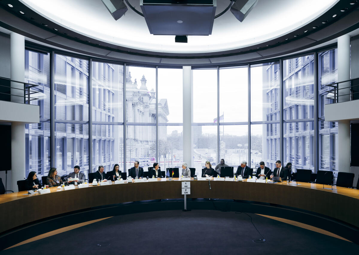Dr. Marie-Agnes Strack-Zimmermann, Ausschussvorsitzende des Verteidigungsausschuss, FDP, MdB, (5. von rechts), empfängt die zweite stellvertretende Ministerpräsidentin sowie Außenministerin der Republik Kosovo, Donika Gërvalla-Schwarz, (6. von rechts), zu einem Gespräch im Verteidigungsausschuss.; ; Strack-Zimmermann, Marie-Agnes; Gervalla-Schwarz, Donika Dr. Marie-Agnes Strack-Zimmermann, Ausschussvorsitzende des Verteidigungsausschuss, FDP, MdB, (5. von rechts), empfängt die zweite stellvertretende Ministerpräsidentin sowie Außenministerin der Republik Kosovo, Donika Gërvalla-Schwarz, (6. von rechts), zu einem Gespräch im Verteidigungsausschuss.; ;