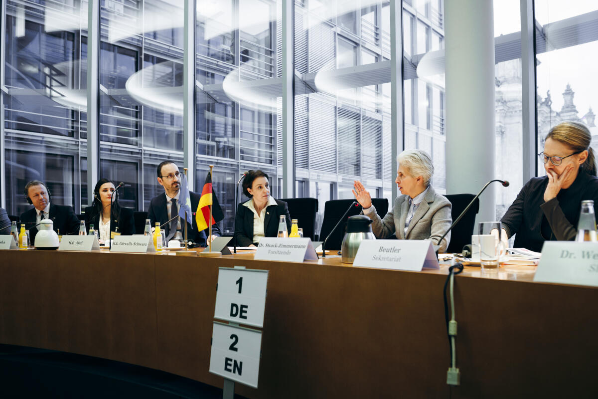 Strack-Zimmermann, Marie-Agnes; Gervalla-Schwarz, Donika Dr. Marie-Agnes Strack-Zimmermann, Ausschussvorsitzende des Verteidigungsausschuss, FDP, MdB, (2. von rechts), empfängt die zweite stellvertretende Ministerpräsidentin sowie Außenministerin der Republik Kosovo, Donika Gërvalla-Schwarz, (3. von rechts), zu einem Gespräch im Verteidigungsausschuss.; ; 