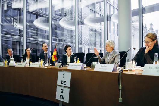 Strack-Zimmermann, Marie-Agnes; Gervalla-Schwarz, Donika Paul-Löbe-Haus, Sitzungssaal