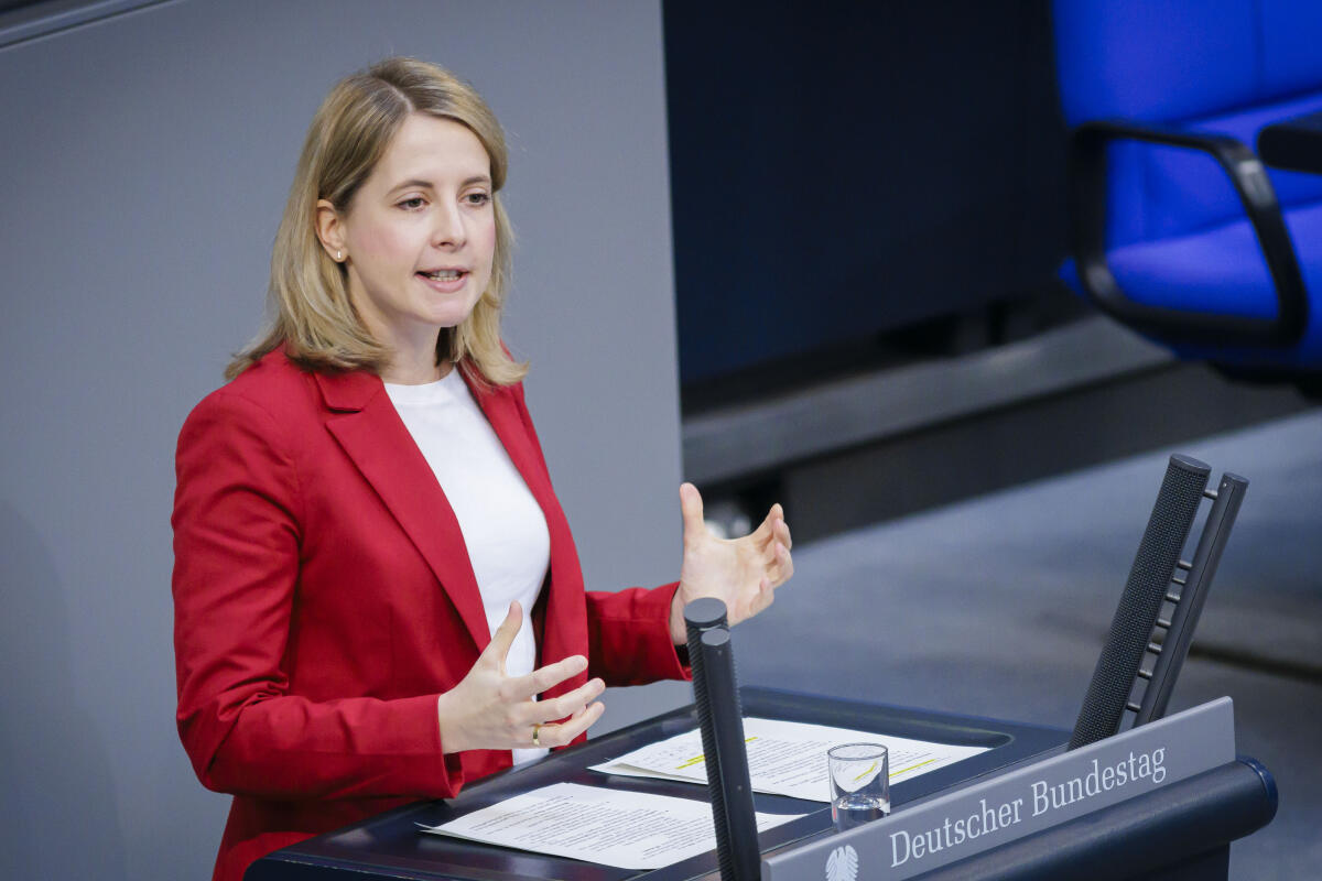 Hubertz, Verena Verena Hubertz, SPD, MdB, hält eine Rede zum Tagesordnungspunkt EPL 09 "Wirtschaft und Klimaschutz" im Plenum des Deutschen Bundestages.