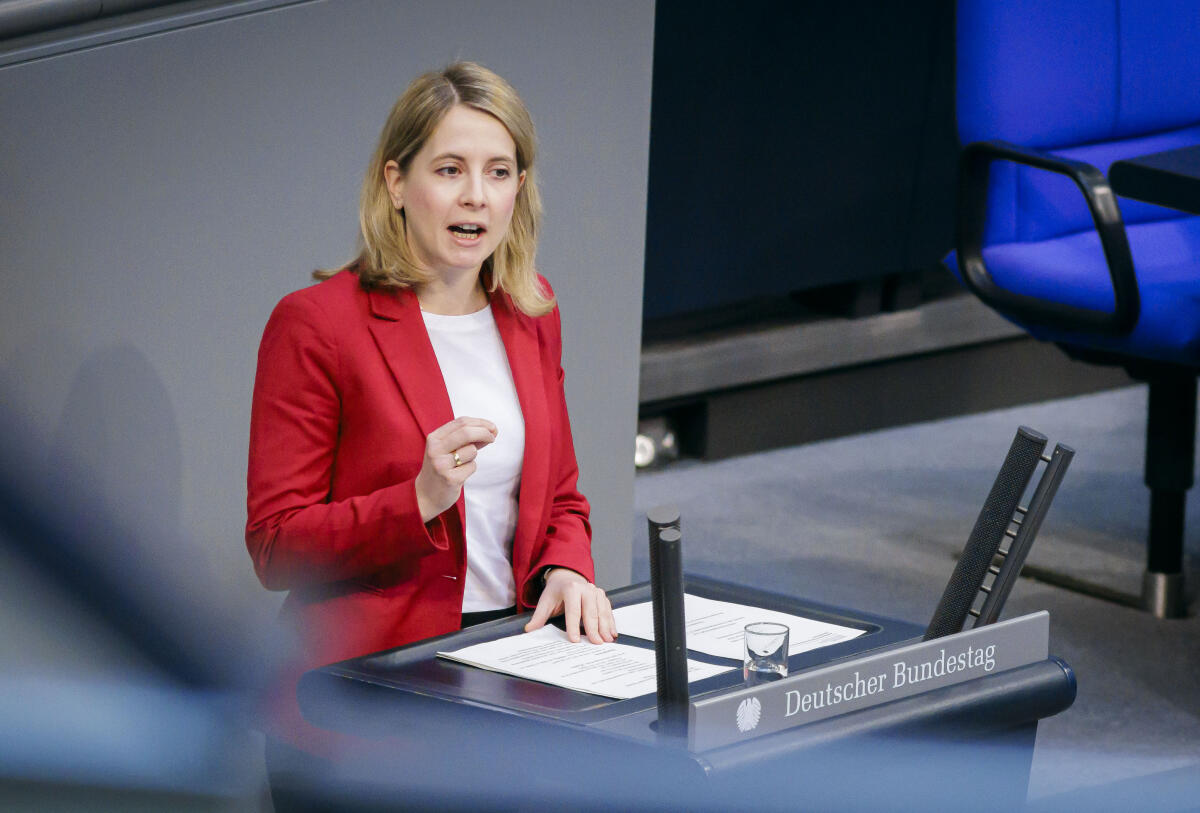 Hubertz, Verena Verena Hubertz, SPD, MdB, hält eine Rede zum Tagesordnungspunkt EPL 09 "Wirtschaft und Klimaschutz" im Plenum des Deutschen Bundestages.