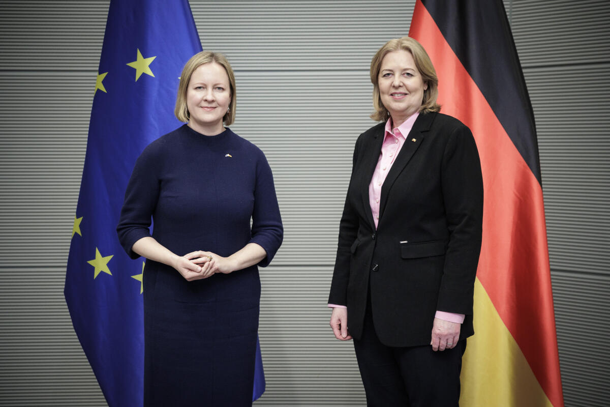 Bundestagspräsidentin Bärbel Bas (r), SPD, MdB, empfängt die estnische Botschafterin Marika Linntam (l) zu einem Gespräch. Bas, Bärbel Bundestagspräsidentin Bärbel Bas (r), SPD, MdB, empfängt die estnische Botschafterin Marika Linntam (l) zu einem Gespräch.